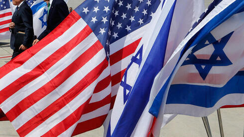 Banderas de Estados Unidos e Israel.
