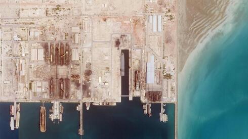 Esta foto satelital de Planet Labs PBC muestra el barco más nuevo de la Guardia Revolucionaria iraní, el Shahid Mahdavi, en el centro derecha, en construcción en un astillero al oeste de Bandar Abbas, Irán. (Planet Labs PBC vía AP) Esta foto satelital de Planet Labs PBC muestra el barco más nuevo de la Guardia Revolucionaria iraní, el Shahid Mahdavi, en el centro derecha, en construcción en un astillero al oeste de Bandar Abbas, Irán.