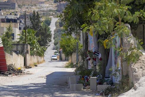 Flores banderas y otros recuerdos crean un monumento improvisado a Shireen Abu Akleh en Jenín. 