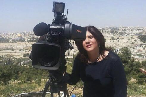 En esta foto sin fecha proporcionada por Al Jazeera Media Network, el veterano reportero palestino-estadounidense de Al Jazeera Shireen Abu Akleh se encuentra junto a una cámara de televisión sobre la Ciudad Vieja de Jerusalem. 