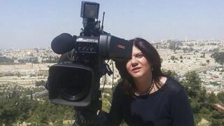 En esta foto sin fecha proporcionada por Al Jazeera Media Network, el veterano reportero palestino-estadounidense de Al Jazeera Shireen Abu Akleh se encuentra junto a una cámara de televisión sobre la Ciudad Vieja de Jerusalem. 