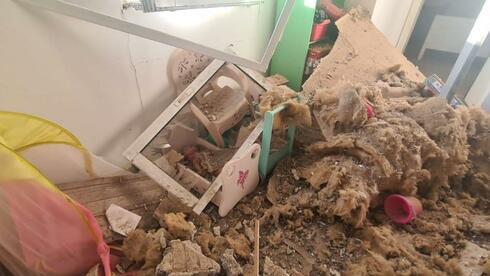 Destrozos por la caída de un cohete en una casa del Consejo Regional de Eshkol. (Chaim Hornstein) Destrozos por la caída de un cohete en una casa del Consejo Regional de Eshkol.