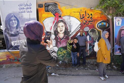 Palestinos visitan el sitio donde la veterana reportera palestino-estadounidense Shireen Abu Akleh fue asesinada a tiros, en la ciudad cisjordana de Jenin. 