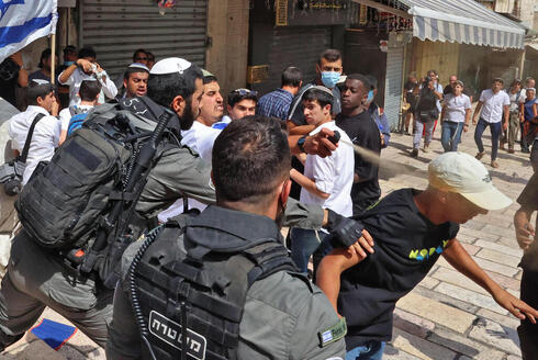 Ataque con gas pimienta durante los incidentes entre grupos de árabes y judíos. (AFP) Ataque con gas pimienta durante los incidentes entre grupos de árabes y judíos.