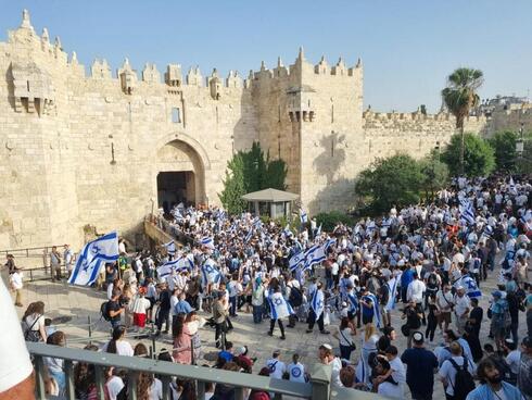 Una multitud frente a la Puerta de Damasco a la Ciudad Vieja de Jerusalem. 