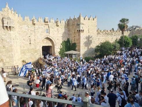 Una multitud frente a la Puerta de Damasco a la Ciudad Vieja de Jerusalem. (Gilad Cohen) Una multitud frente a la Puerta de Damasco a la Ciudad Vieja de Jerusalem.