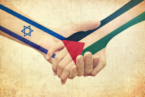 Israelíes y palestinos cogidos de la mano. 