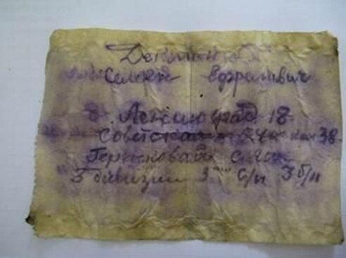 Etiqueta de un maletín que permitió identificar a Simja Dekman. 