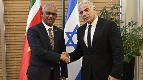 Ramdin y Lapid se reunieron en el Ministerio de Relaciones Exteriores de Israel. (Jorge Novominsky) Surinam Ramdin Lapid