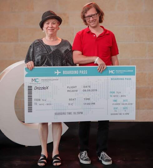 Esther y Ariel Altura con su “boleto” para el MassChallenge US Roadshow 2019. (DrizzleX) Esther y Ariel Altura con su “boleto” para el MassChallenge US Roadshow 2019.