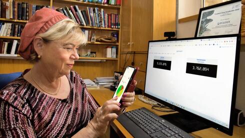 Esther Altura usando la aplicación DrizzleX en la computadora de su casa en Jerusalem.