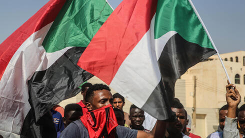 Bandera de Sudán durante las manifestaciones contra el golpe militar. 