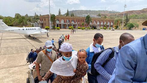 Inmigrantes etíopes abordan el vuelo a Israel. 