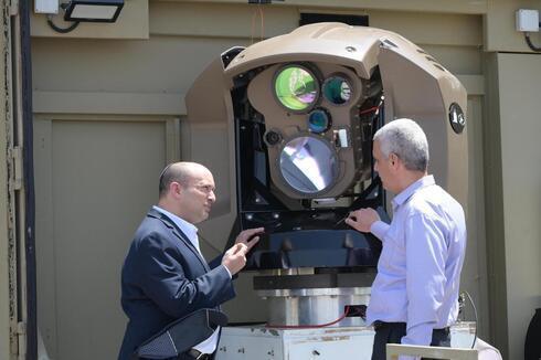 Bennett visita Rafael Advanced Defense Systems ante el nuevo sistema Iron Beam.