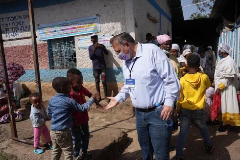 El presidente de la Agencia Judía, con inmigrantes en Gondar. 