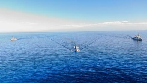 Submarino Tkuma escoltado por los dos barcos lanzamisiles. (Unidad Portavoz de las FDI) Submarino Tkuma escoltado por los dos barcos lanzamisiles.