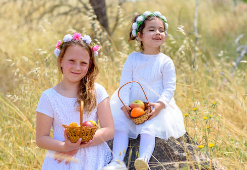 Shavuot es la fiesta en que los niños pequeños se ponen sus coronas de flores y llevan cestas de paja. 