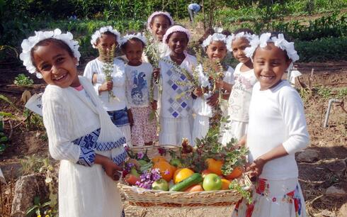 Niñas visten el tradicional color blanco para celebrar Shavuot. 