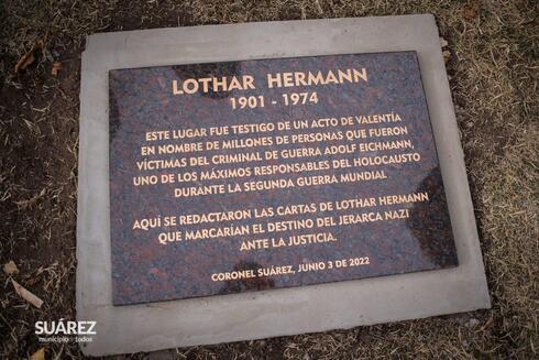 Placa en homenaje a Lothar Hermann. 