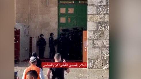 La policía encierra a los manifestantes dentro de una mezquita en el Monte del Templo mientras los judíos visitan el sitio. La policía encierra a los manifestantes dentro de una mezquita en el Monte del Templo mientras los judíos visitan el sitio.