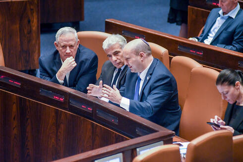 El ministro de Defensa Benny Gantz, el canciller Yair Lapid y Bennett en la Knesset. 
