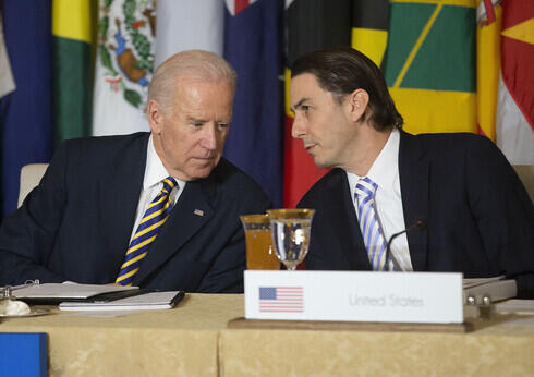 El entonces vicepresidente de Estados Unidos, Joe Biden, a la izquierda, habla con el enviado especial del Departamento de Estado para Asuntos Energéticos Internacionales, Amos Hochstein, durante la Cumbre de Seguridad Energética del Caribe en 2015.