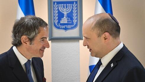 El jefe del OIEA, Rafael Grossi, con el primer ministro Naftali Bennett. 