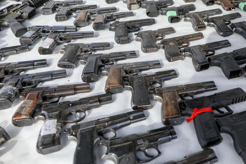 Armas incautadas por las autoridades israelíes en el sector árabe. (Noam Rivkin Fenton) Armas incautadas por las autoridades israelíes en el sector árabe.