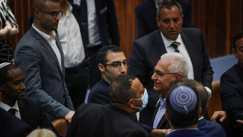 Mazen Ghanaim (centro) después de votar en contra de su coalición sobre el proyecto de ley de Cisjordania. (Prensa de la Knesset) Mazen Ghanaim (centro) después de votar en contra de su coalición sobre el proyecto de ley de Cisjordania.