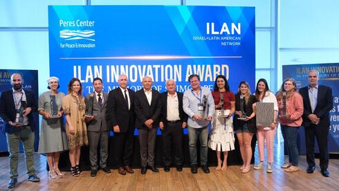 Los premiados por ILAN posan junto a las autoridades que participaron del evento. (Gentileza) Los premiados por ILAN.