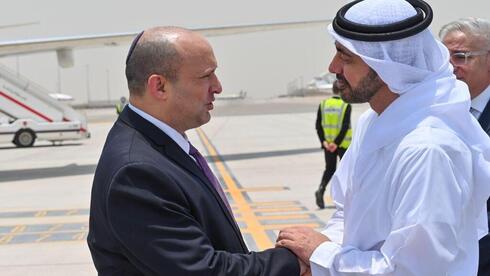 El primer ministro Bennett es recibido por autoridades emiratíes en Abu Dhabi. 