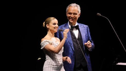 Andrea Bocelli y Shiri Maimon en el escenario del Estado Bloomfield. 