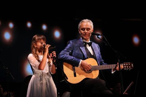 Andrea Bocelli y su hija Virginia, en el escenario de Tel Aviv. 