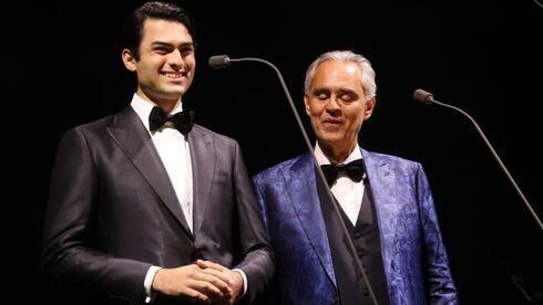 Andrea Bocelli y su hijo Matteo en el escenario. 