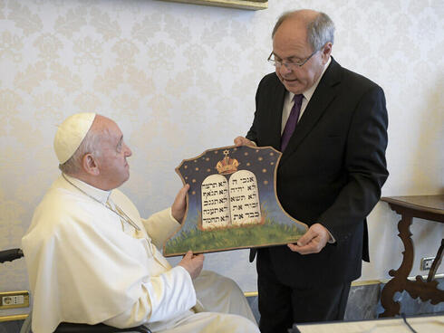 El presidente de Yad Vashem, Dani Dayan, junto al Papa Francisco.