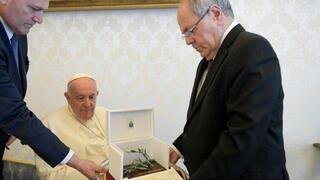El presidente de Yad Vashem, Dani Dayan, junto al Papa Francisco.