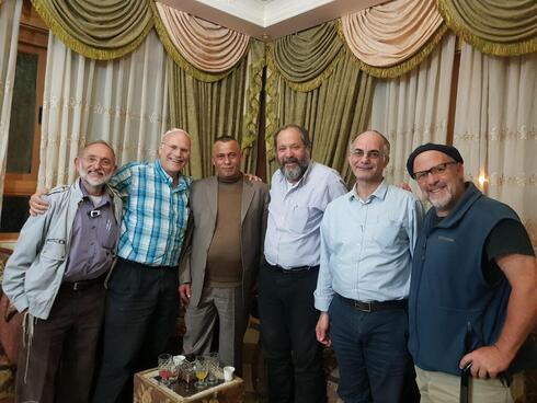 "Nós nos reunimos para não ser contra ninguém", dizem eles. (ynet) "Nós nos reunimos para não ser contra ninguém", dizem eles.
colonos e palestinos