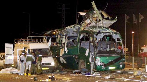 Restos de un autobús israelí tras un atentado suicida durante la Segunda Intifada. 