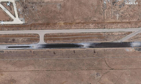 Imagen satelital publicada por Maxar Technologies muestra daños en una pista en el Aeropuerto Internacional de Damasco. (AFP) Imagen satelital publicada por Maxar Technologies muestra daños en una pista en el Aeropuerto Internacional de Damasco.