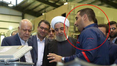 Ayoob Entezari, experto iraní en aeronática (dentro del círculo rojo)  y el entonces presidente iraní Hassan Rouhani durante una visita a una instalación en Yazd, Irán. 