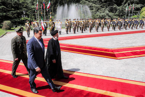 Recepción al presidente de Venezuela Nicolás Maduro en Teherán, por el presidente iraní Ebrahim Raisi. 