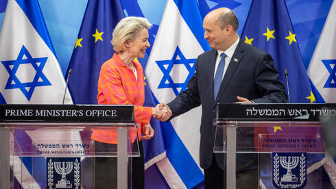 Ursula von der Leyen saluda al primer ministro israelí Naftalí Bennett. 