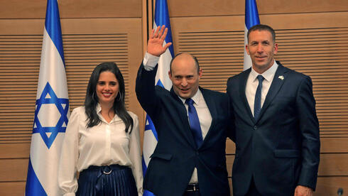 Matan Kahana (der.) con Naftalí Bennett y Ayelet Shaked del partido Yamina. 