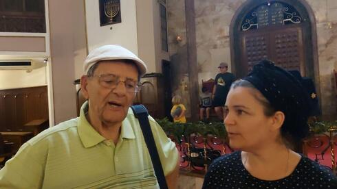 Familia israelí visita una sinagoga en Estambul. 
