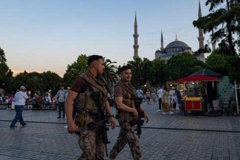 Policías turcos custodian la Mezquita Azul de Estambul. 