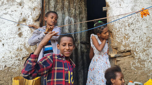 Niños Falash Mura en su casa de Gondar. 