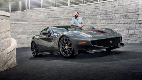  Jan Koum, fanático de los autos, se muestra con una de sus Ferraris.