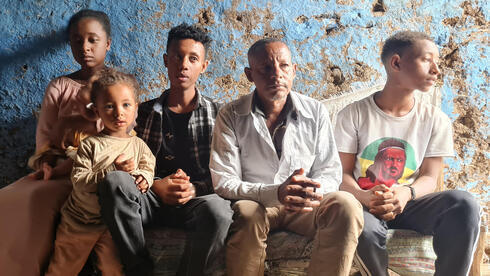 Kefale Tayachew Damtie, segundo desde la derecha, y sus hijos en su casa en Gondar, Etiopía. 