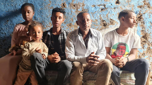Kefale Tayachew Damtie, segundo desde la derecha, y sus hijos en su casa en Gondar, Etiopía. (Cnaan Liphshiz) Kefale Tayachew Damtie, segundo desde la derecha, y sus hijos en su casa en Gondar, Etiopía.