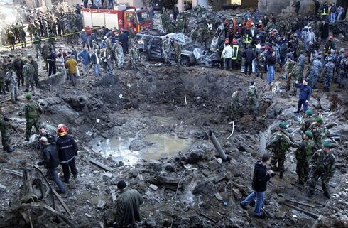 El enorme cráter tras la explosión que arrasó con la caravana en que se desplazaba el primer ministro libanés. 